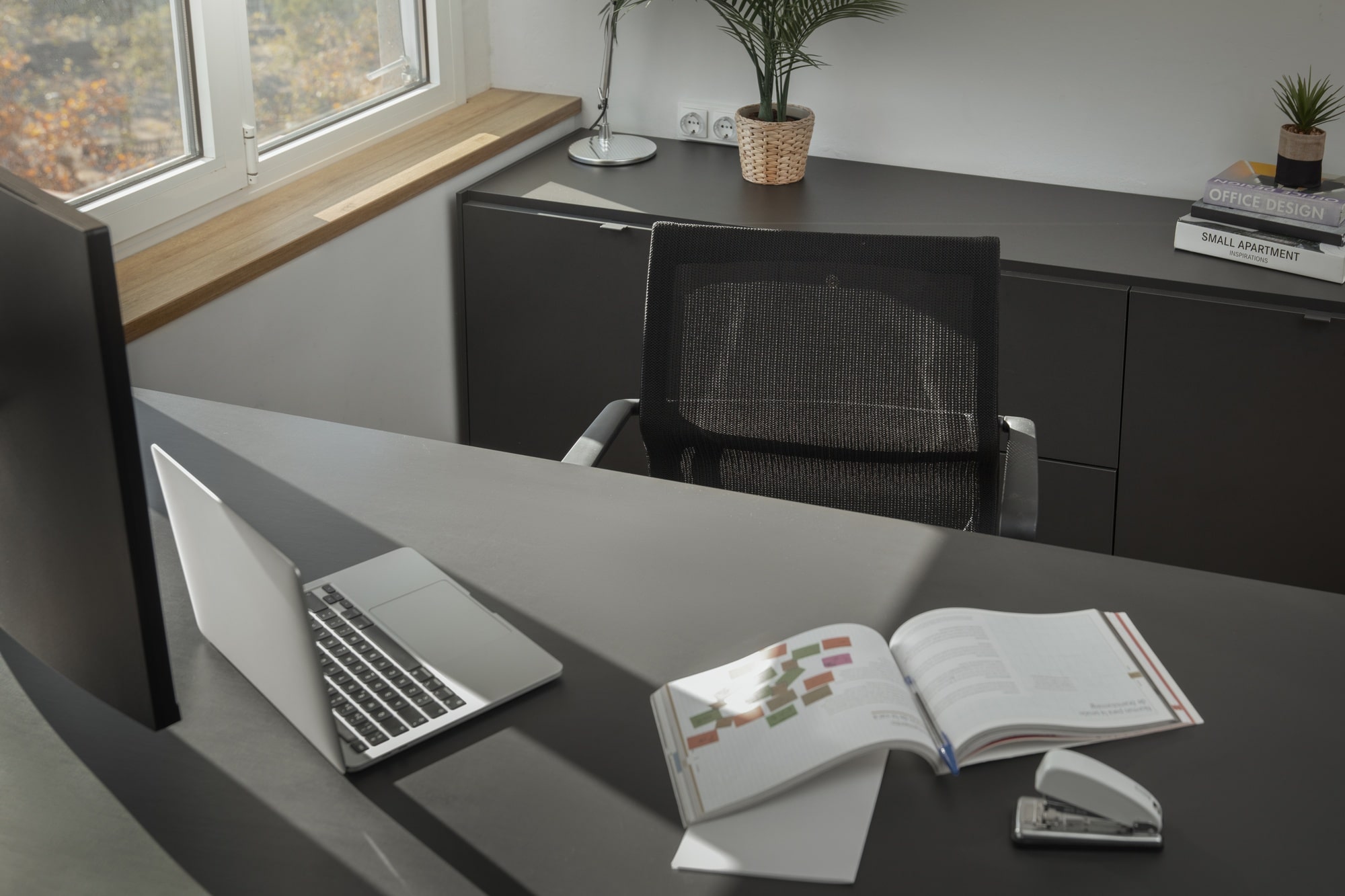 Budget-Friendly & Flexible Office Furniture Solutions for Small Spaces in 2025